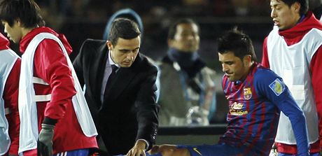 Zranný David Villa z Barcelony utkání s katarským týmem Al-Sadd nedohrál.