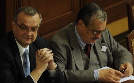 Ministr financí Miroslav Kalousek oznámil, e pedseda TOP 09 Karel Schwarzenberg si peje, aby vláda kompenzovala lidi, jejich práva pokodila amnestie prezidenta Václava Klause.