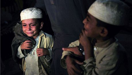 Pákistántí chlapci chvilku po osvobození (12. prosince 2011)