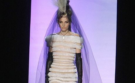 Haute couture pehldka J.-P. Gautliera na jaro 2011 - model Andrej Pejic...