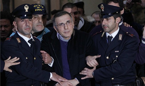 Italtí policisté vedou dopadeného mafiána Michela Zagariu (7. prosince 2011)