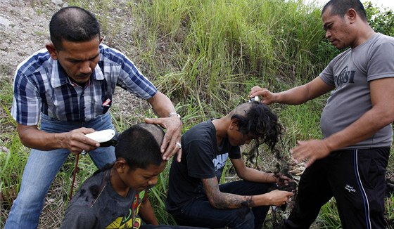 Policisté v indonéské provincii Aceh oholili místním pankám jejich íra. (14. prosince 2011)