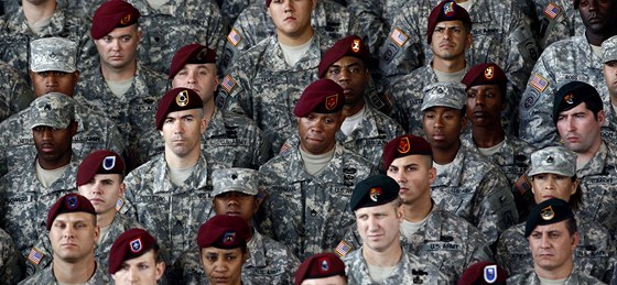 Vojáci na základn Fort Bragg naslouchají Obamov projevu (14. prosince 2011)