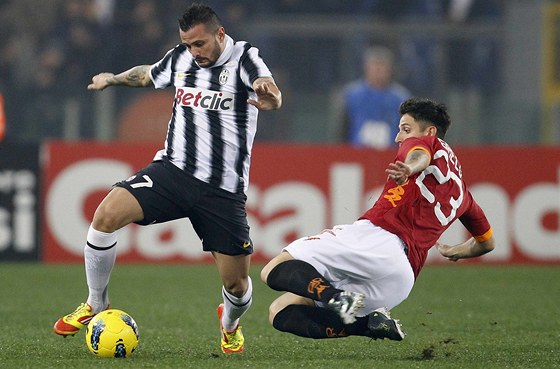 Simone Pepe z Juventusu útoí, tvrd ho napadá Leandro Greco z AS ím.