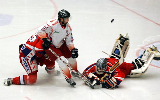 Tomáš Zbořil (vlevo) se raduje z gólu hokejové Olomouce.