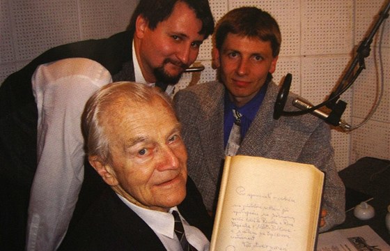 Radní René tpánek (v pozadí vlevo) s místostarostou Zdekem Rendlem (vpravo)