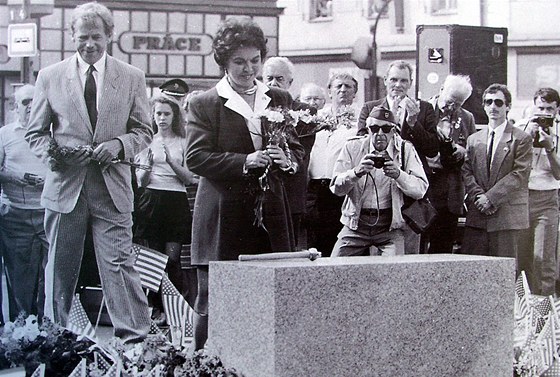 Spolu s americkou velvyslankyní Shirley Temple-Blackovou poloil v roce 1990...