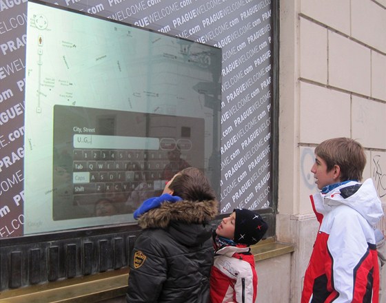 Turisté na dotykové obrazovce snadno najdou ulici, kteou hledají.