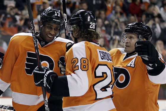 MODRÁ MÍSTO ORANOVÉ? Wayne Simmonds (vlevo) patí k oporám Philadelphie, te vak nejspí míí do Liberce.