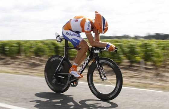 Rus Denis Meov piel o druhé místo z Tour de France 2010.