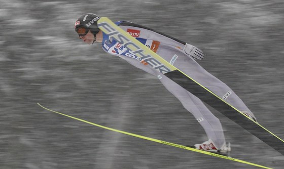 VÍTZ LETÍ. Norský skokan Anders Bardal se pokládá do vzduchu v závodech