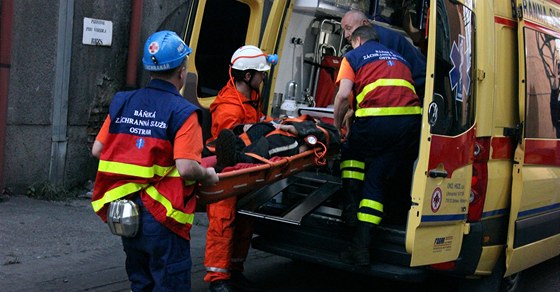 Obma zranným horníkm pomáhali pracovníci Báské záchranné sluby. Ilustraní snímek