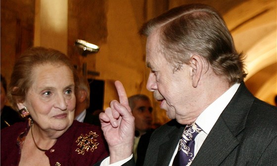 Bývalá ministryně zahraničí Madeleine Albrightová s Václavem Havlem během akce