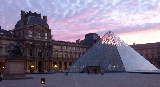 Muzeum Louvre a populární Pyramida (Paí, 2011)
