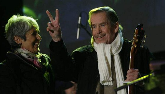 Joan Baezová a Václav Havel (17. listopadu 2009)