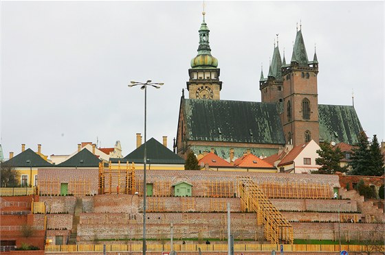 Hradec budou reprezentovat Jiní terasy, které architekti doplnili nkolika fontánami a zelení.