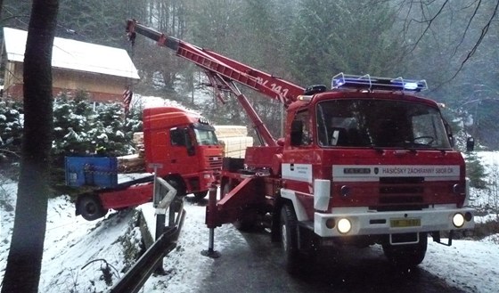 Nehoda tahae se devem, který zstal viset na mostku ve Stromkovicích na