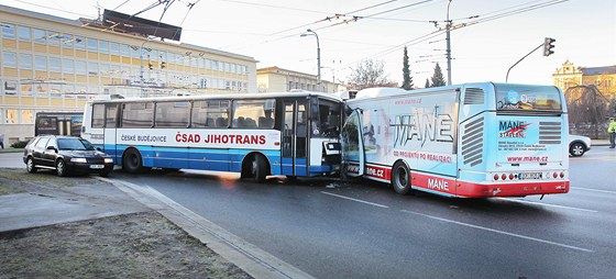 Nehoda linkového autobusu a autobusu MHD na náledí na eskobudjovickém