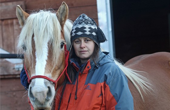 Majitelka koní Renáta Deutscharová s klisnou Eilen, která přežila otravu.