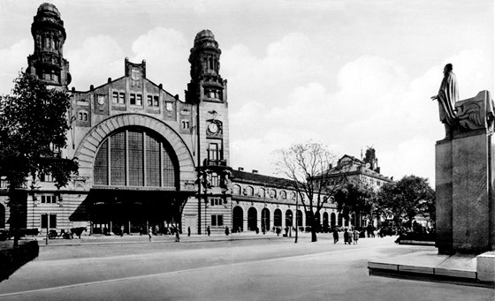 Budova nádraí od architekta Josefa Fanty z roku 1909 pohltila vechny stavby v...