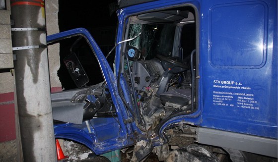 Auto s nákladem prmyslové trhaviny narazilo do rodinného domku.