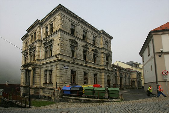 Zchátralou budovu kdysi slavné dvorany na náměstí v Lokti před rekonstrukcí.