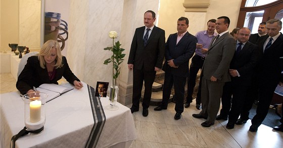 Slovenská premiérka Iveta Radiová se na úadu vlády podepisuje do kondolenní