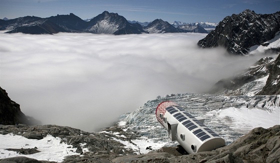 Na Mont Blancu otevřeli novou originální chatu ve tvaru teleskopu