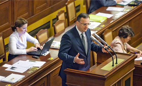 Nepomýšlím na rezignaci kvůli hlasování pro nákup letounů CASA, řekl ve Sněmovně premiér Petr Nečas.