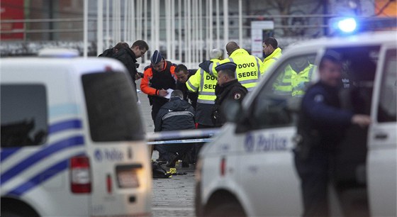 Policisté obklopují jednu z obtí úterního útoku. (13. prosince 2011)