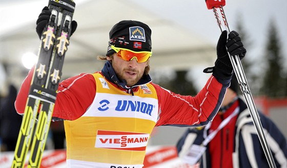 VÍTZ. Norský bec na lyích Petter Northug v cíli závodu na 15 kilometr