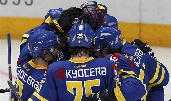 ŠVÉDSKÁ RADOST. Hokejisté Švédska se na Channel One Cupu radují z gólu do ruské