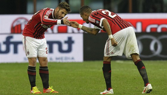 VEDEME! Boateng (vpravo) pibhl pogratulovat spoluhrái Nocerinovi z AC Milán