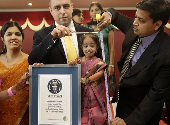 Indka Jyoti Amge je nejmenší ženou světa, měří 61,95 cm.