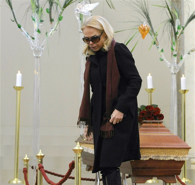 Dagmar Havlová u ostatk� bývalého prezidenta Václav Havla (19. prosince 2011)