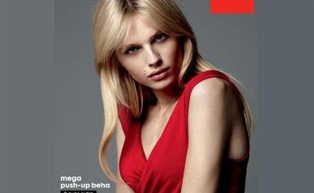Andrej Pejic v reklam� na podprsenku