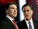 Rick Perry (vlevo) a Mitt Romney debatují ped televizními kamerami v Des