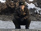 Severokorejský voják na hranicích s ínou (19. prosince 2011)