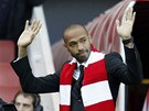 VÍTEJ DOMA! Fotbalista Thierry Henry zdraví diváky na stadionu Arsenalu, za...
