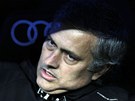 ZAMYLEN STRATG. Trenr Realu Madrid Jos Mourinho sleduje zpas jeho tmu