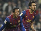 JÓ, JÓ! Barcelonský Alexis Sanchéz slaví vyrovnávací gól, za ním se raduje i