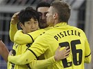 Fotbalisté Dortmundu se radují z gólu Shinjiho Kagawy (vlevo).