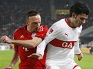 Franck Ribery (vlevo), záloník Bayernu Mnichov, se petlauje o mí se