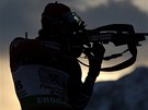 eský biatlonista Michal lesingr stílí na ter v závod smíených tafet v