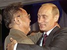 Vladimir Putin se vítá s Kim ong-ilem bhem jejich setkání v ruském...