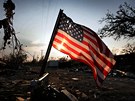 Americká vlajka ve vtru po hurikánu Katrina (New Orleans, 2005)