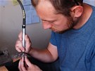 perky vytváí Filip Vaas v malé díln