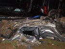 Tragická nehoda u Roudnice na Hradecku. Kamion s nákladem BMW po sráce zalehl