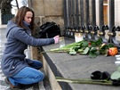 Lidé přinášejí svíčky a květiny na Pražský hrad v reakci na úmrtí bývalého
