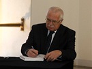 Prezident Václav Klaus podepisuje kondolenní knihu k úmrtí bývalého prezidenta